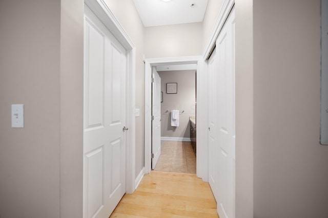 942 Perry St, Columbus, OH 43215 - hall with light wood-style flooring and baseboards