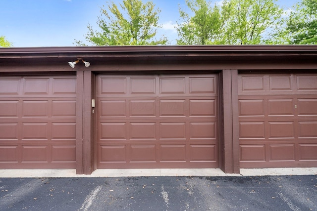 4216 Chaucer Ln, Columbus, OH 43220 - view of garage