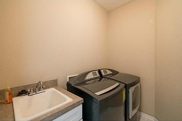 1139 Cross Creeks Rdg, Pickerington, OH 43147 - laundry area with washer and dryer