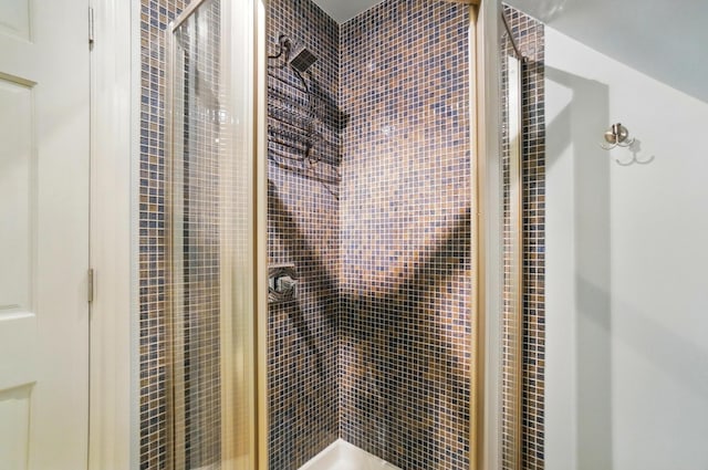 931 Dennison Ave, Columbus, OH 43201 - full bath with a stall shower