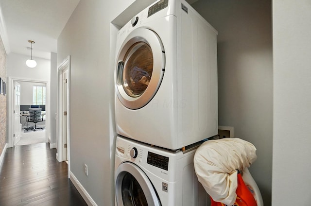 931 Dennison Ave, Columbus, OH 43201 - laundry area featuring baseboards, dark wood finished floors, laundry area, and stacked washer and clothes dryer