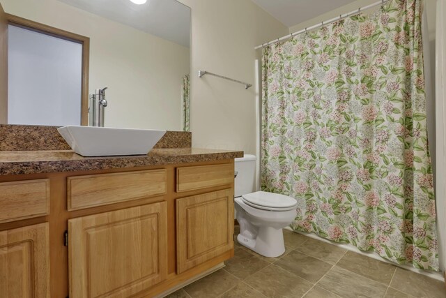 6010 Acropolis Way, Columbus, OH 43231 - bathroom featuring vanity, toilet, curtained shower, and tile patterned flooring