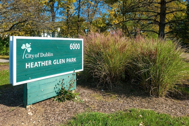 view of community / neighborhood sign