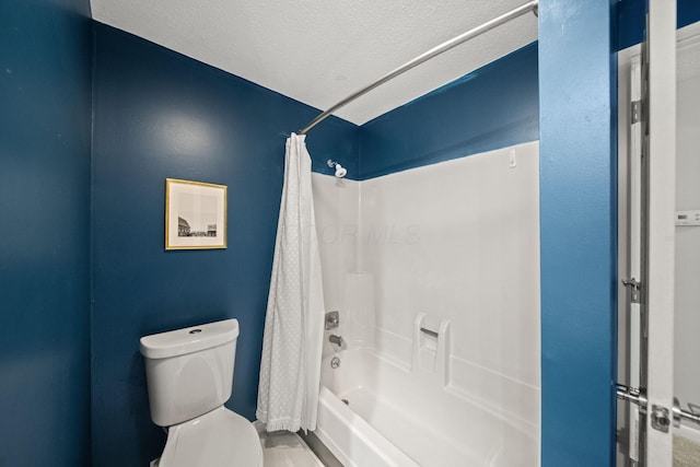 2825 Kings Corners Rd E, Mansfield, OH 44904 - full bath featuring toilet, shower / tub combo with curtain, and a textured ceiling