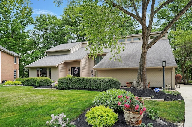 8292 Breckenridge Way, Columbus, OH 43235 - mid-century inspired home featuring roof with shingles and a front lawn