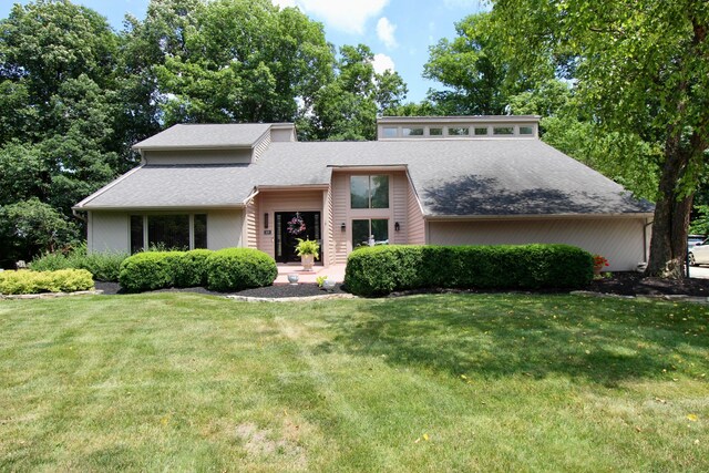 8292 Breckenridge Way, Columbus, OH 43235 - mid-century inspired home featuring a front lawn and a shingled roof