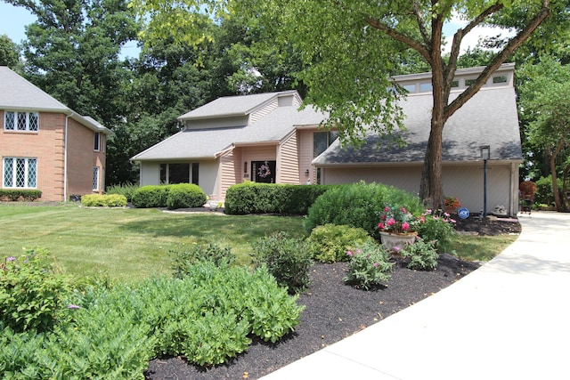 8292 Breckenridge Way, Columbus, OH 43235 - mid-century modern home featuring a shingled roof and a front yard