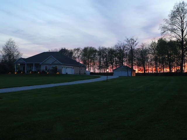 view of grassy yard featuring an outdoor structure