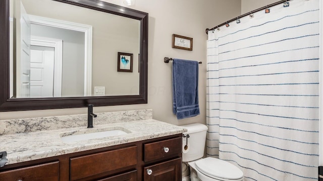 full bath featuring vanity, toilet, and a shower with shower curtain