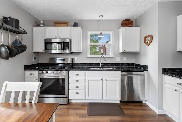 3102 Menzola Dr, Columbus, OH 43228 - kitchen featuring stainless steel appliances, a sink, white cabinets, and a textured ceiling