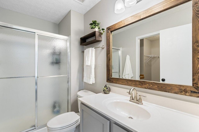 3102 Menzola Dr, Columbus, OH 43228 - full bath featuring a shower with shower door, toilet, vanity, and a textured ceiling