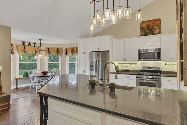 4650 Commons Park Dr, New Albany, OH 43054 - kitchen with stainless steel appliances, a chandelier, white cabinets, and a sink