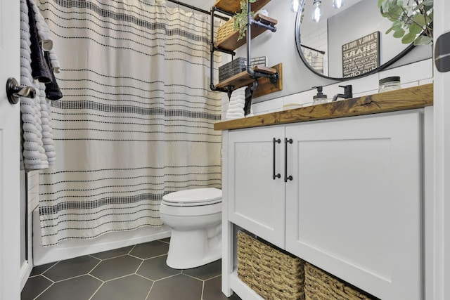 4650 Commons Park Dr, New Albany, OH 43054 - bathroom featuring toilet, vanity, tile patterned flooring, and shower / tub combo