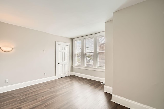 96 S Eureka Ave, Columbus, OH 43204 - unfurnished room featuring baseboards and dark wood-style floors