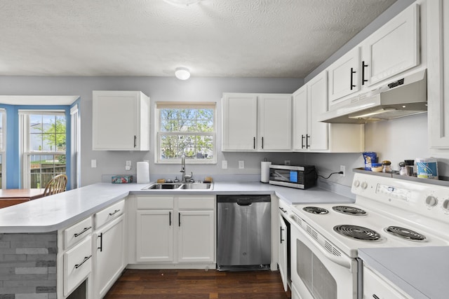 1301 Della Pl, Columbus, OH 43228 - kitchen featuring stainless steel appliances, under cabinet range hood, a sink, a peninsula, and light countertops