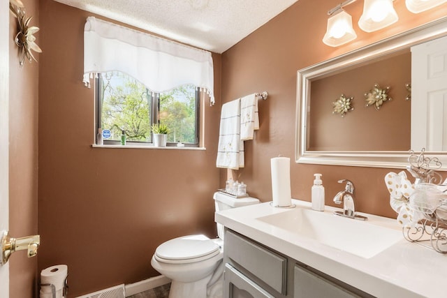 696 Brenton Pl, Columbus, OH 43213 - bathroom featuring vanity, toilet, and a textured ceiling