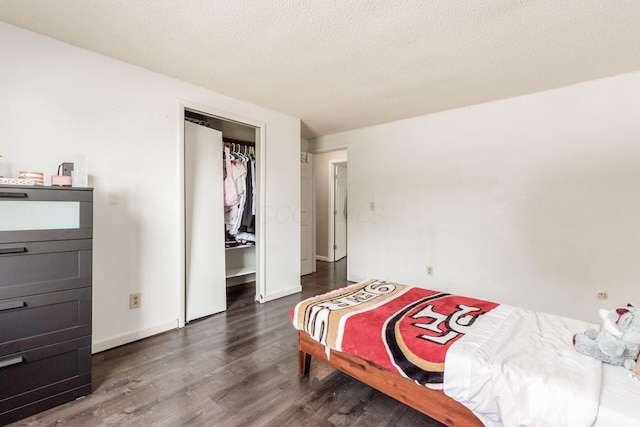 696 Brenton Pl, Columbus, OH 43213 - bedroom featuring a closet, a textured ceiling, and wood finished floors
