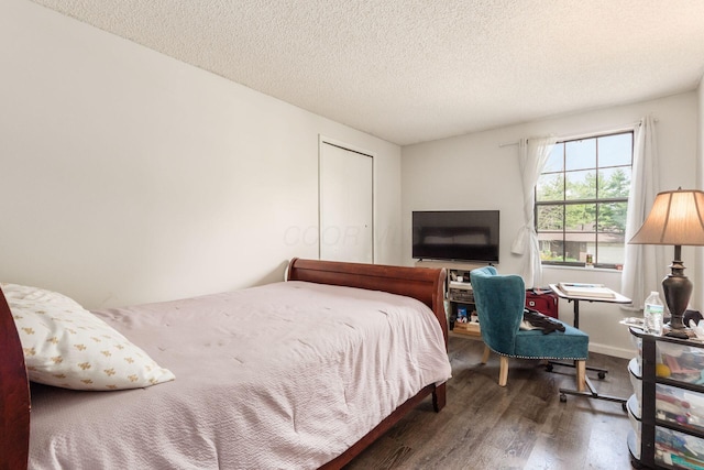 696 Brenton Pl, Columbus, OH 43213 - bedroom featuring a textured ceiling and wood finished floors