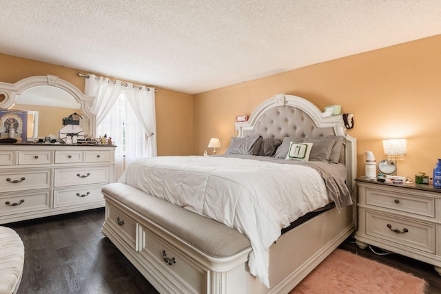 696 Brenton Pl, Columbus, OH 43213 - bedroom featuring a textured ceiling and dark wood-type flooring