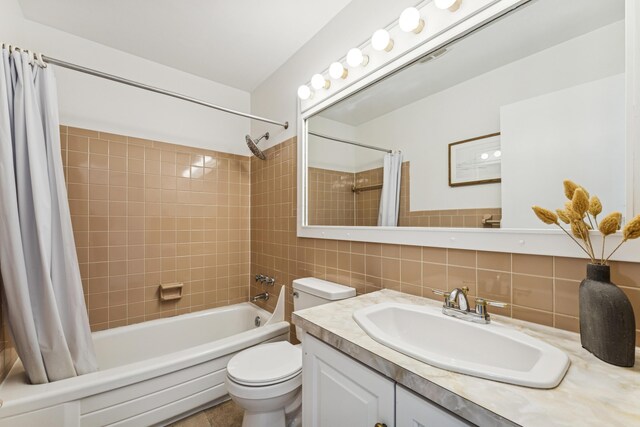 4188 Gavin Ln, Upper Arlington, OH 43220 - full bath featuring shower / bath combo with shower curtain, toilet, vanity, tile walls, and decorative backsplash