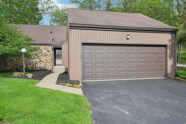 685 Dogwood Ln, Newark, OH 43055 - garage featuring driveway