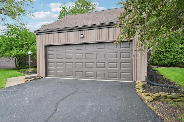 685 Dogwood Ln, Newark, OH 43055 - view of garage