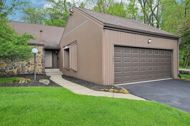 685 Dogwood Ln, Newark, OH 43055 - view of home's exterior with roof with shingles and a yard