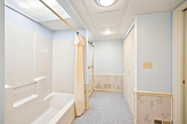 685 Dogwood Ln, Newark, OH 43055 - bathroom with wallpapered walls and shower / bathtub combination with curtain