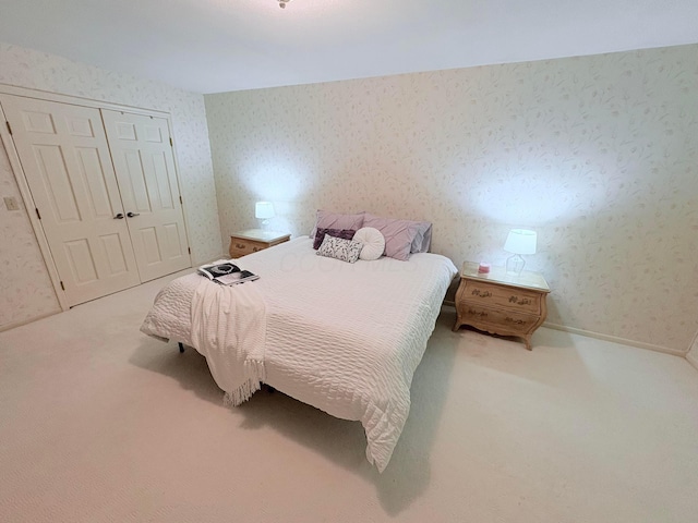 685 Dogwood Ln, Newark, OH 43055 - carpeted bedroom featuring wallpapered walls and a closet