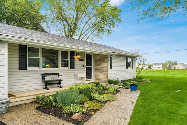 2040 Riggs Rd, Newark, OH 43055 - view of front of property with a front yard and roof with shingles