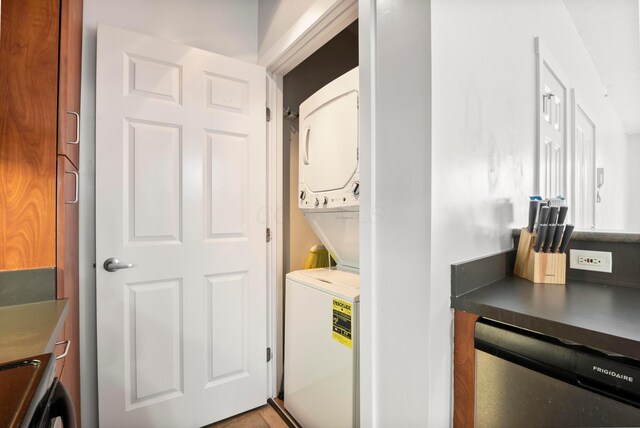 laundry room featuring stacked washing machine and dryer