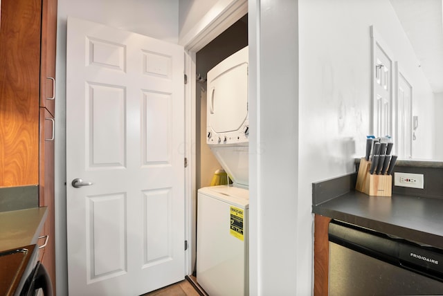 110 E Mound St Unit 2, Columbus, OH 43215 - laundry room featuring stacked washing machine and dryer