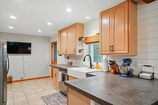 kitchen with stainless steel appliances, light brown cabinets, recessed lighting, a sink, and dark countertops