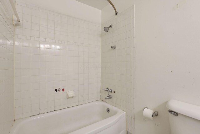 315 Redmond Rd, Columbus, OH 43228 - full bathroom featuring toilet and shower / tub combination