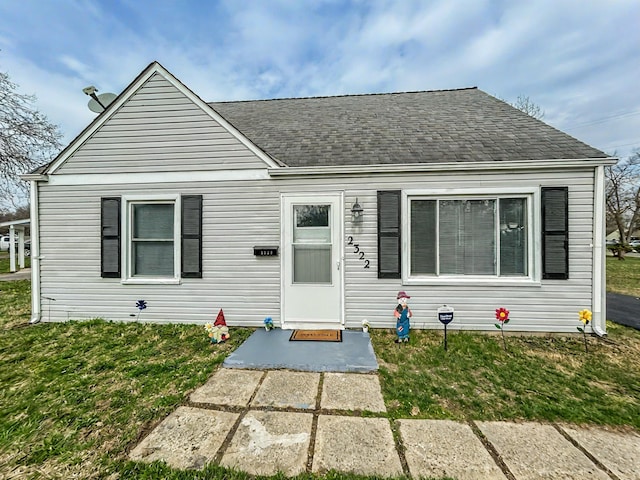 2322 Mecca Rd, Columbus, OH 43224 - bungalow-style home featuring roof with shingles and a front lawn