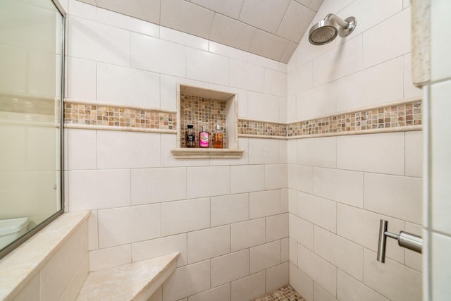 full bathroom featuring tiled shower and vaulted ceiling