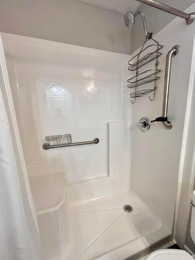 755 Parkbluff Way, Lewis Center, OH 43035 - full bath with curtained shower and toilet