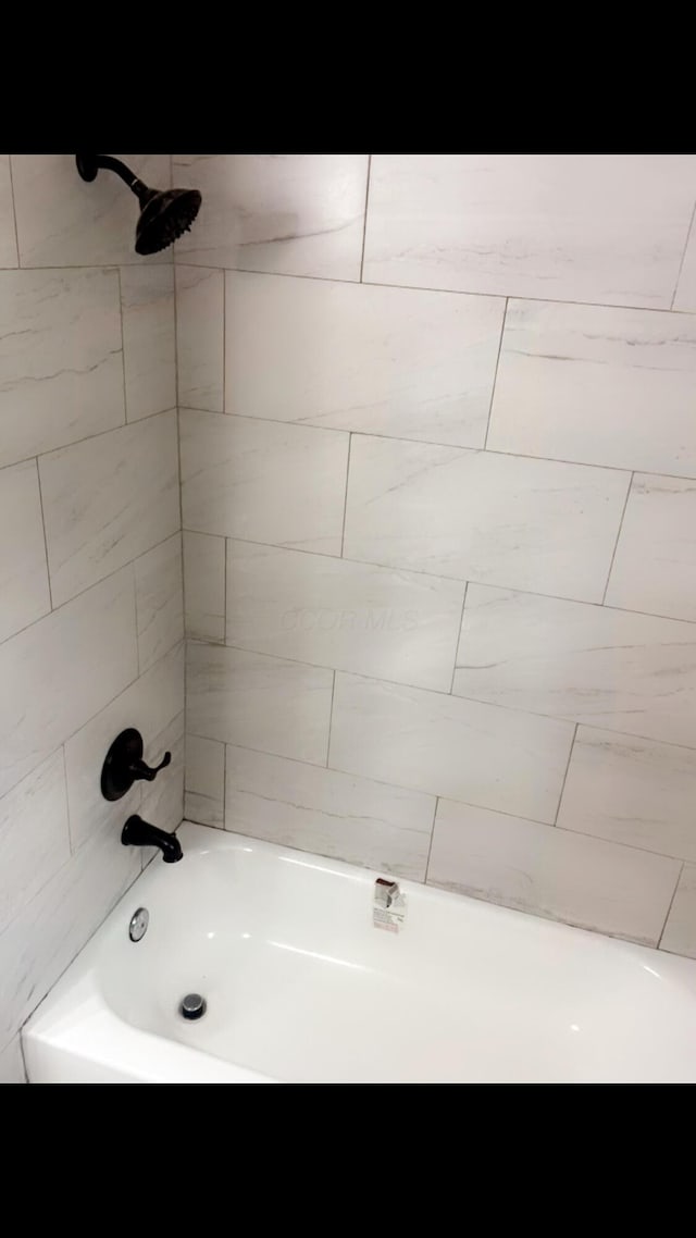 1065 Sunbury Rd, Columbus, OH 43219 - full bath featuring shower / bath combination