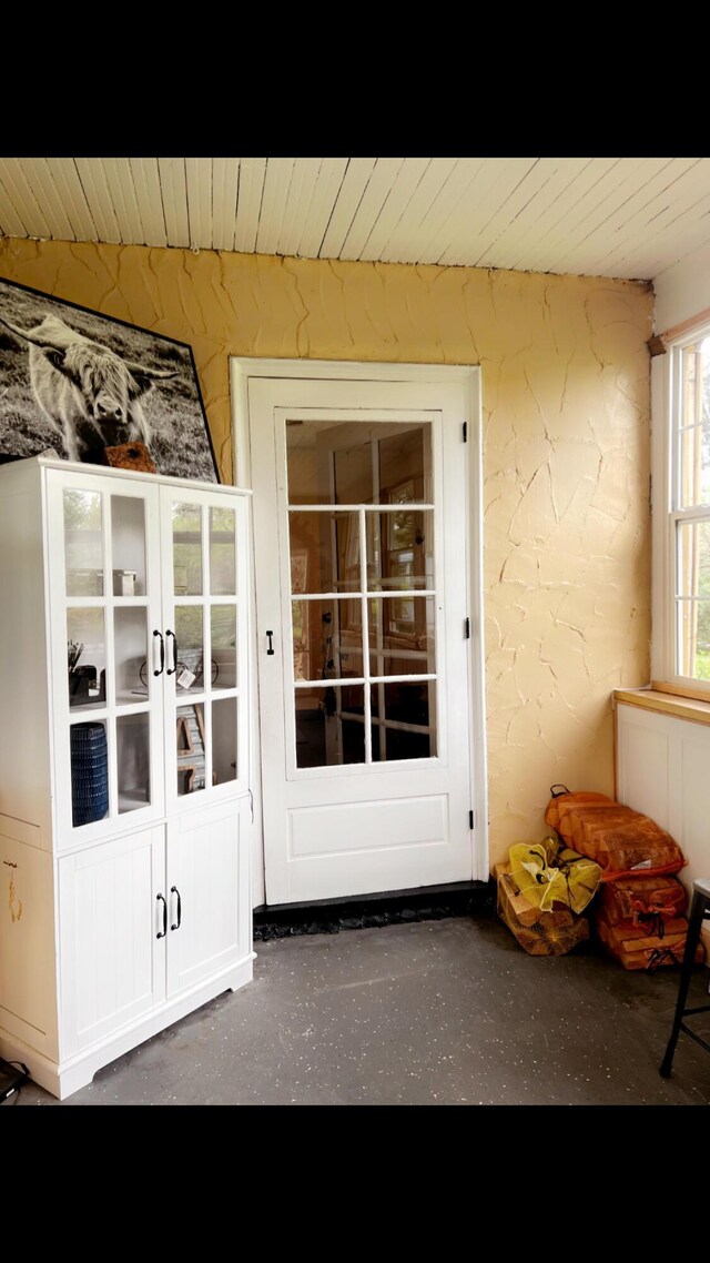 1065 Sunbury Rd, Columbus, OH 43219 - entrance to property with french doors