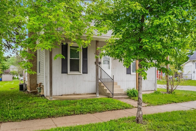 349 E Central Ave, Delaware, OH 43015 - view of front facade featuring entry steps and central AC unit