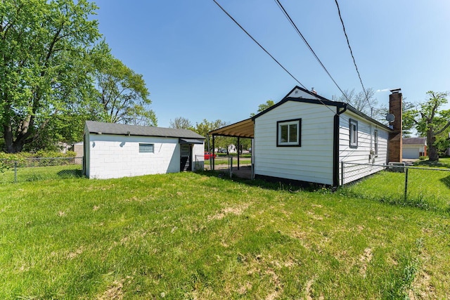 view of yard with an outdoor structure