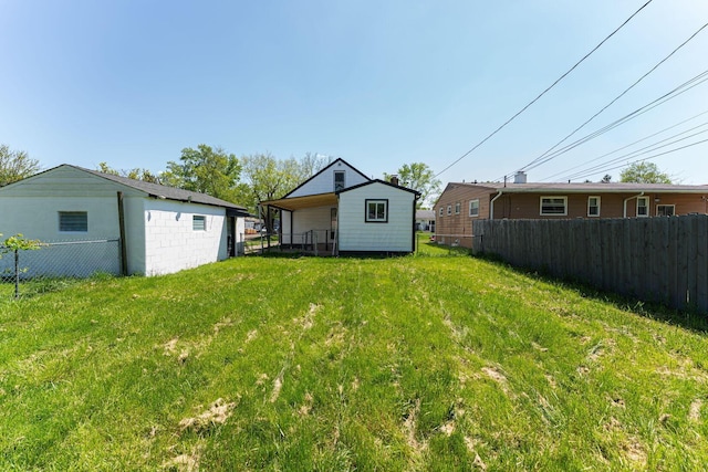 view of yard featuring an outdoor structure