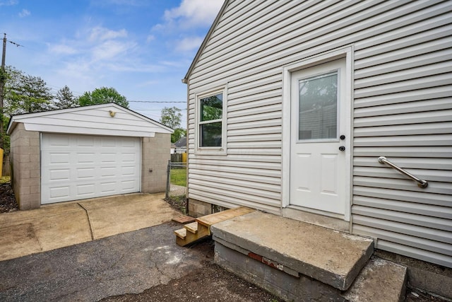 3476 Beulah Rd, Columbus, OH 43224 - detached garage featuring asphalt driveway and fence