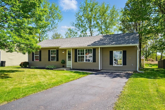 135 N Creekview Ct, Baltimore, OH 43105 - single story home with a front yard, a shingled roof, and asphalt driveway