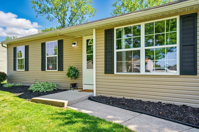 135 N Creekview Ct, Baltimore, OH 43105 - entrance to property featuring a yard