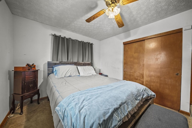 bedroom with carpet floors, a closet, a textured ceiling, baseboards, and ceiling fan