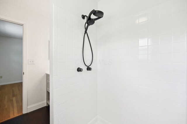 500 Cherrington Ct, Westerville, OH 43081 - bathroom with a tile shower, wood finished floors, baseboards, and vanity