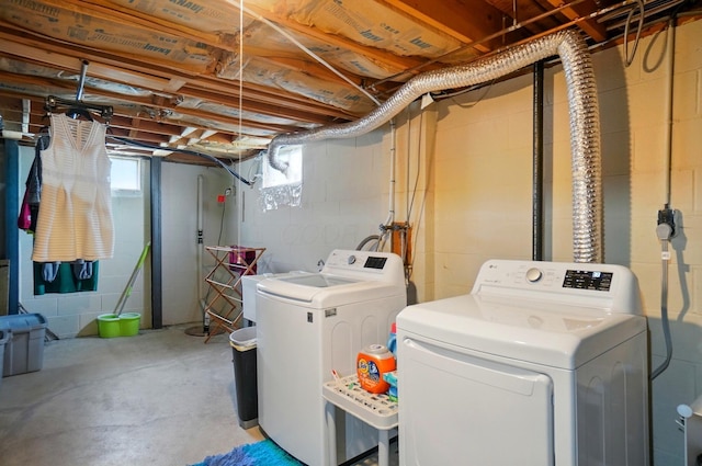 5508 Aspen Rd, Columbus, OH 43229 - laundry area featuring washing machine and dryer and concrete block wall