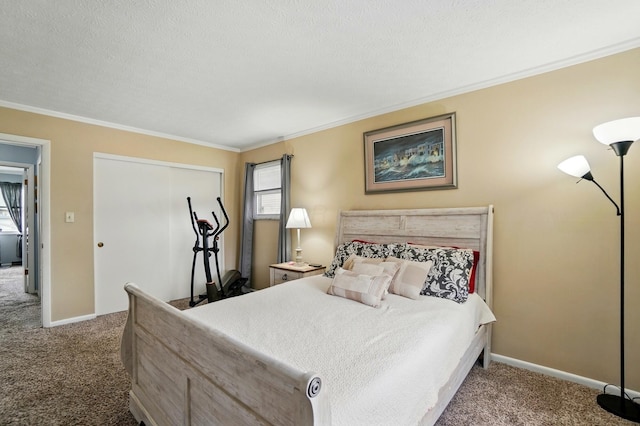 5508 Aspen Rd, Columbus, OH 43229 - bedroom featuring carpet flooring, ornamental molding, a closet, a textured ceiling, and baseboards
