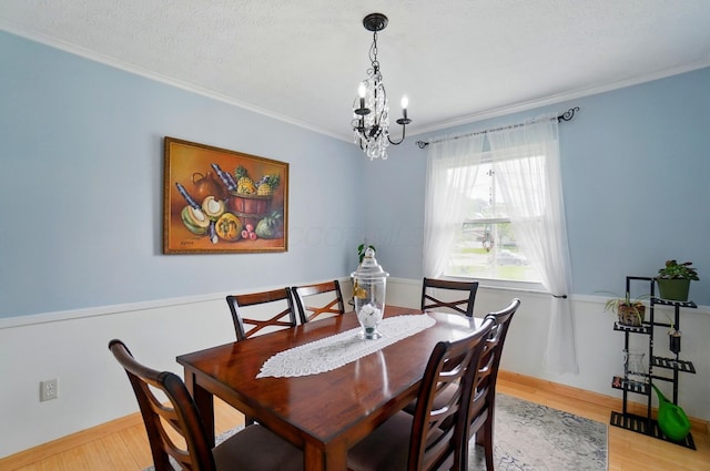 5508 Aspen Rd, Columbus, OH 43229 - dining room with light wood-style flooring, ornamental molding, and a chandelier